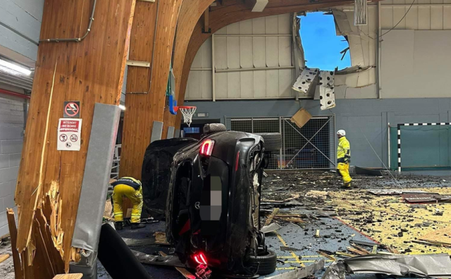 Flémalle : une voiture traverse la façade du hall omnisports ! 