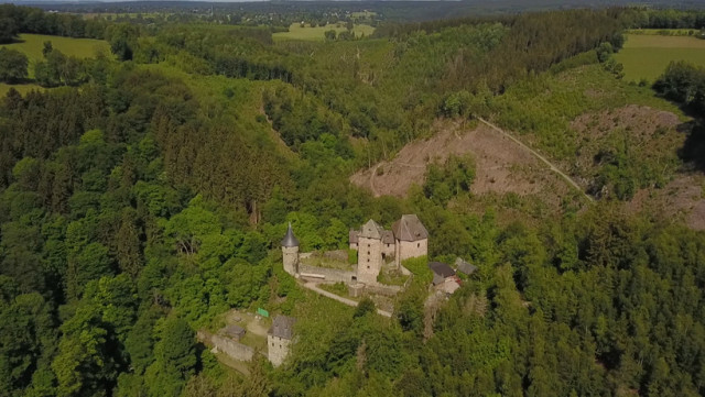 Vu du Ciel de l'été :  5 anciens  châteaux-forts féodaux
