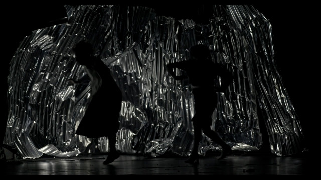 "Elenit" : un spectacle hellénique qui mélange danse, cirque et illusions d'optique