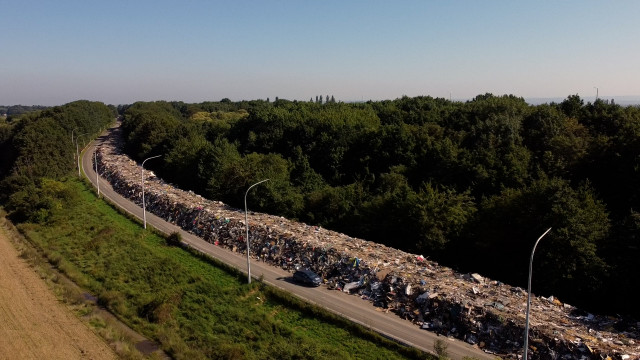 10 km de déchets entreposés sur une autoroute abandonnée