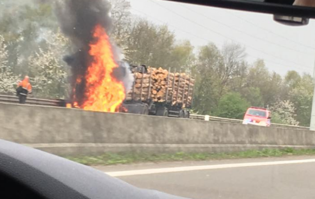 Camion en feu sur la E40 à Soumagne (vidéo)