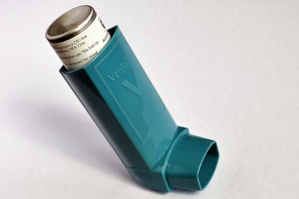 Asthme : utiliser exclusivement des inhalateurs à poudre sèche réduirait fortement les émissions de CO2