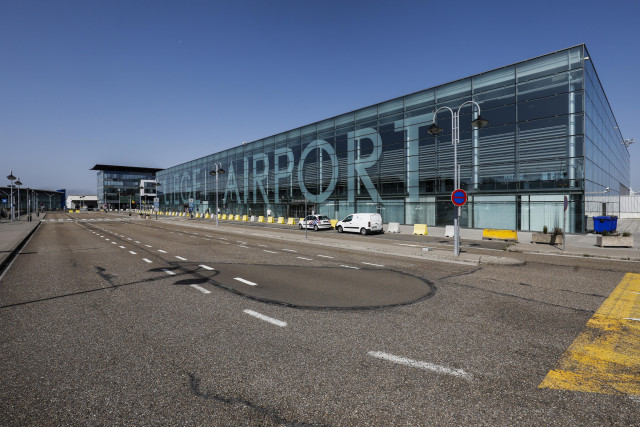 La police aéroportuaire mène des contrôles frontaliers pointilleux dans les aéroports