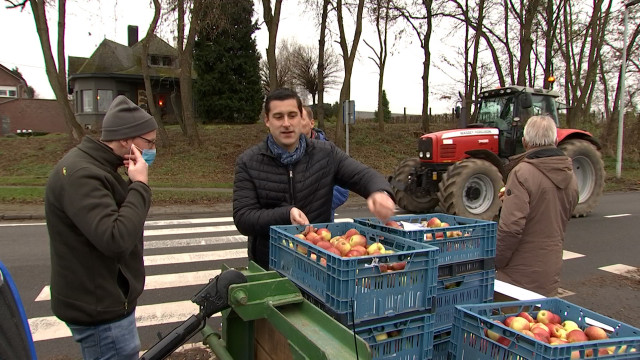 Les agriculteurs distribuent des pommes et sensibilisent les citoyens