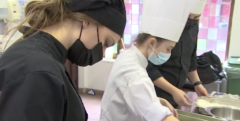 Les élèves en hôtellerie cuisinent pour les étudiants de la Haute Ecole
