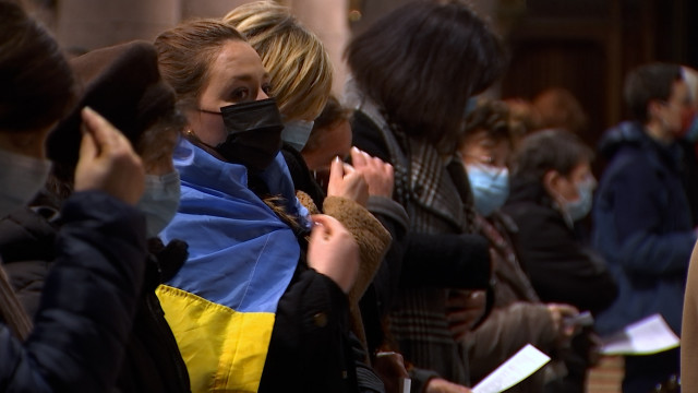 Plus de 200 personnes prient pour la paix en Ukraine à la cathédrale Saint-Paul de Liège