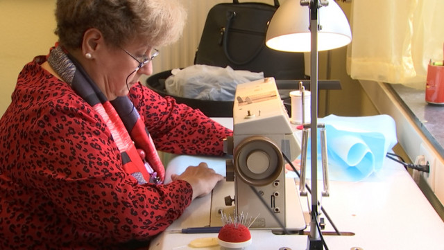   Le Théâtre Arlequin confectionne des blouses 